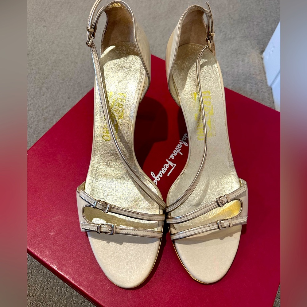 FERRAGAMO Golden/Beige Sandal Size 9